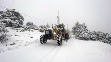 Antalya'nın Kaş ilçesinde kar yağışı etkili oluyor