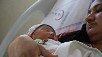 Antalya'ya gelen depremzede bir kadın bebeğini sağlıkla kucağına aldı