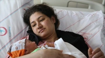 Antalya'ya gelen depremzedelerden iki kadın bebeklerini sağlıkla kucağına aldı