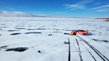 Araçların kış performansını buzla kaplı Çıldır Gölü'nde test ediyorlar