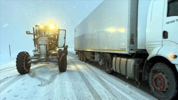 Ardahan'da kar yağışı ve tipi ulaşımı aksatıyor