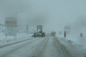 Ardahan'da tır geçişine kar engeli