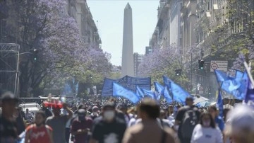 Arjantin'de binlerce isim hükümete dayanaklık etmek gösterisi düzenledi