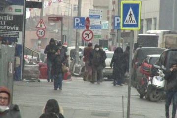 Arnavutköy’de kar yağışı etkili olmaya başladı