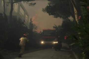 Atina'da korkutan orman yangın: Bölge sakinleri tahliye edildi