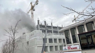 Bağcılar Eğitim ve Araştırma Hastanesi'nin inşaatı süren ek binasında yangın