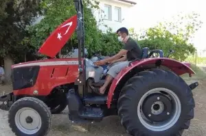 Bakan Kurum’un söz verdiği traktör teslim edildi