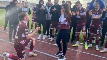 Bandırmasporlu Mehmet Özcan maç sonunda kız arkadaşına evlenme teklifinde bulundu