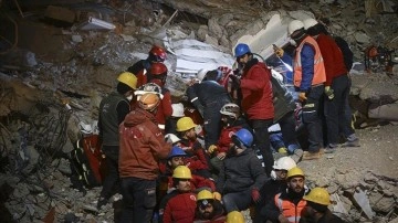 Bangladeşliler Türkiye'deki depremzedelere yardım için seferber oldu