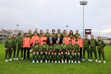 Başkan Ahmet Ağaoğlu, kadın futbol takımını ziyaret etti