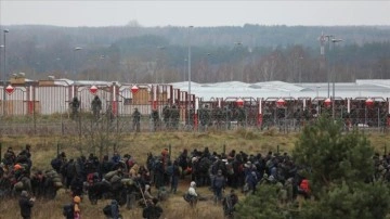 Belarus-Polonya sınırındaki göçmenler Polonya sınır kapısına dayandı