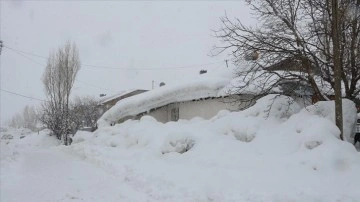 Bingöl Karlıova'da yoğun yağışla evler kara gömüldü