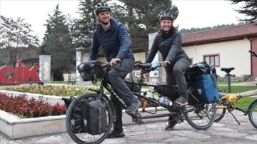 Bisiklet turuna çıkan Fransız çift, Türkiye'de 10 bin kilometre pedal çevirdi
