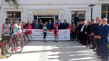 Bisikletçilerin Selanik'ten Samsun'a taşıdığı 'Ata toprağı' İstanbul'a ulaş