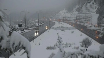 Bolu Dağı'nda kar yağışı etkili oluyor