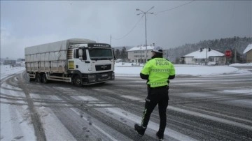 Bolu'dan İstanbul yönüne kamyon ve tır geçişi kar nedeniyle durduruldu