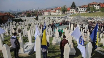 Bosna Hersek'in önce Cumhurbaşkanı İzetbegoviç, vefatının 18. senesinde kabri başlangıcında anıldı