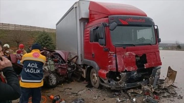 Bursa'da kamyona çarpan otomobildeki 5 kişi öldü