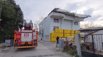 Bursa'da kuvvetli lodosta binalardan kopan parçalar araçlara zarar verdi
