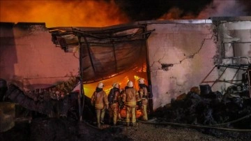 Çatalca'da bir fabrikada çıkan yangına itfaiye ekipleri müdahale ediyor