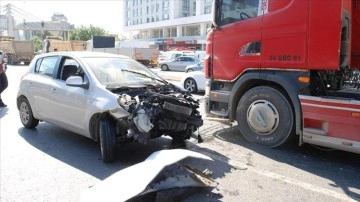Çekmeköy'de 3 aracın karıştığı kaza nedeniyle trafik yoğunluğu oluştu