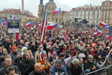 Çekya’da binlerce kişi Covid-19 önlemlerini protesto etti