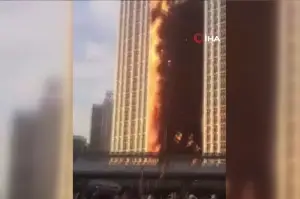 Çin'de 101 katlı binada yangın