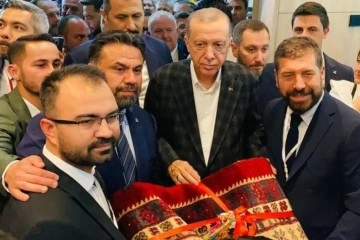 Cumhurbaşkanı Erdoğan'a Sındırgı'dan Yağcıbedir Halısı hediye edildi