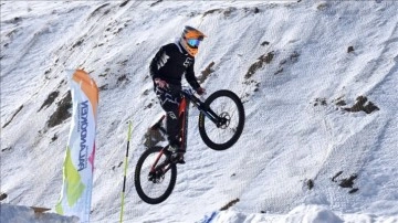 Dağ bisikleti tutkunları Palandöken'de kar üstünde yarıştı
