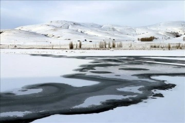 Demirözü Barajı'nın yüzeyi yeniden buzla kaplandı
