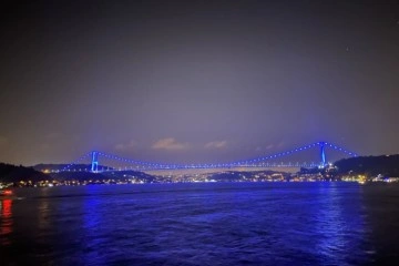 Denizcilik ve Kabotaj Bayramı için Fatih Sultan Mehmet Köprüsü mavi renge büründü