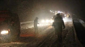 Denizli-Antalya kara yolu kar yağışı nedeniyle tek yönlü ulaşıma kapandı