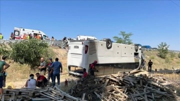 Denizli'de tur otobüsü şarampole devrildi, 41 kişi yaralandı