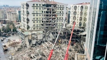Depremde Diyarbakır'da iş merkezinin yıkılmasına ilişkin 3 kişi yakalandı