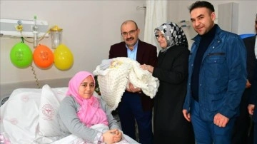 Depremzede iki ailenin bebekleri gözlerini Trabzon'da açtı