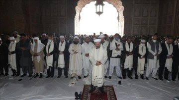Diyanet İşleri Başkanı Erbaş, Pakistan'da tarihi camide cuma namazını kıldırdı
