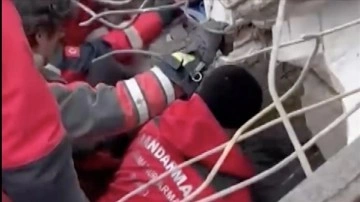 Diyarbakır'da jandarma ekipleri biri çocuk 3 kişiyi enkaz altından kurtardı