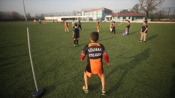 Düzce'de çadır kentlerde kalan çocuklar futbol oynayarak moral depoladı