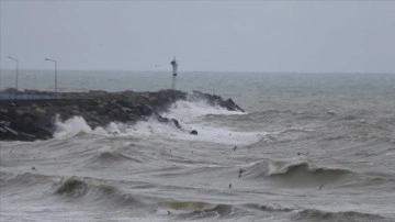Düzce'de şiddetli rüzgar 4 metrelik dalgalar oluşturdu