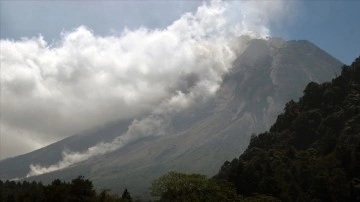 Endonezya'da Merapi Yanardağı'ndaki patlamalar nedeniyle 253 kişi tahliye edildi