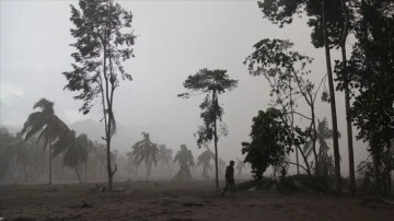 Endonezya'da Semeru Yanardağı'nın yeniden patlaması üzerine aramalar durduruldu