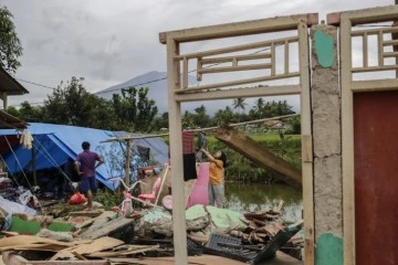 Endonezya’daki depremde can kaybı 321'e yükseldi