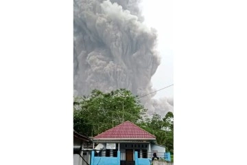 Endonezya'daki yanardağ patlamasında 1 kişi hayatını kaybetti