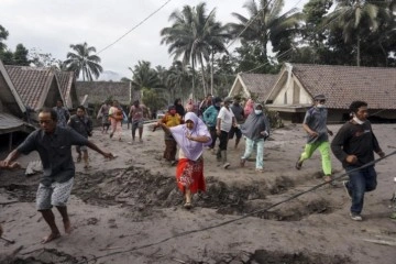 Endonezya'daki yanardağ patlamasında can kaybı 13’e yükseldi