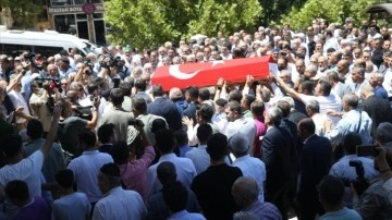 Eski AK Parti Kahramanmaraş Milletvekili ve Belediye Başkanı Ali Sezal'ın cenazesi toprağa veri