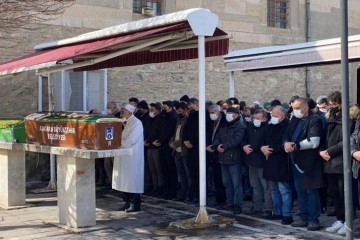 Eski Sağlık Bakanı Özsoy'un vefat eden eşi memleketinde toprağa verildi