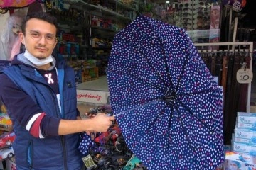 Etkisini sürdüren yağışlar şemsiye satıcıların yüzünü güldürdü