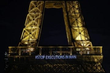Eyfel Kulesi’ne 'İran'da idamları durdurun' sloganları yansıtıldı