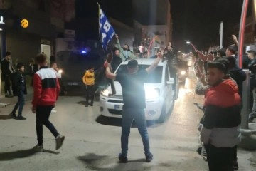 Fenerbahçe taraftarı Galatasaray derbisi sonrası Silopi'de kutlama yaptı