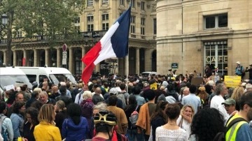Fransa’da 2021 İslam karşıtı uygulamalar ve Kovid-19 protestoları gölgesinde geçti